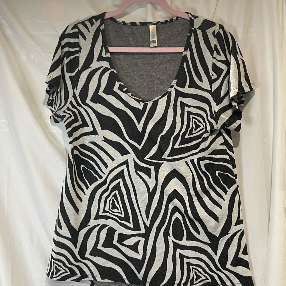 LuLaRoe black and white shirt